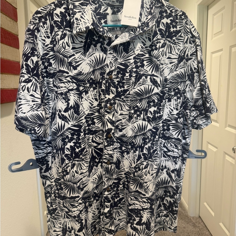 NWT Men’s XL Goodfellow & Co Men's Navy and White Leaf Print Shirt
